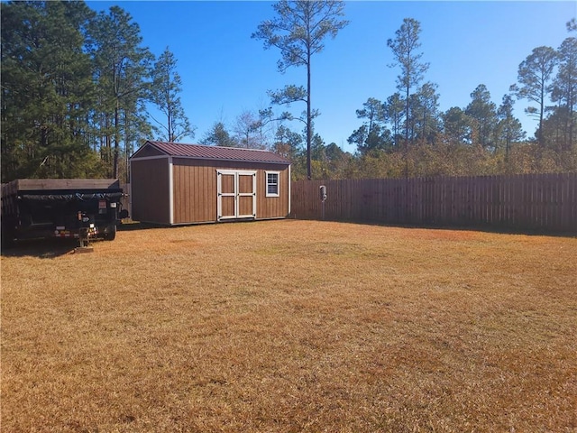 view of yard featuring a shed