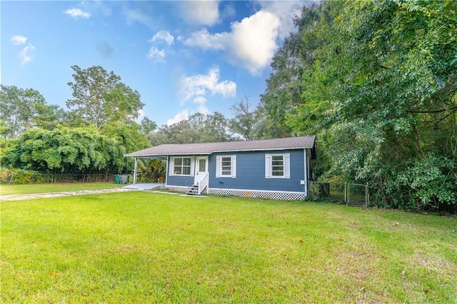 view of front of property featuring a front lawn