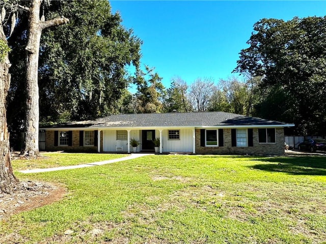 single story home featuring a front yard