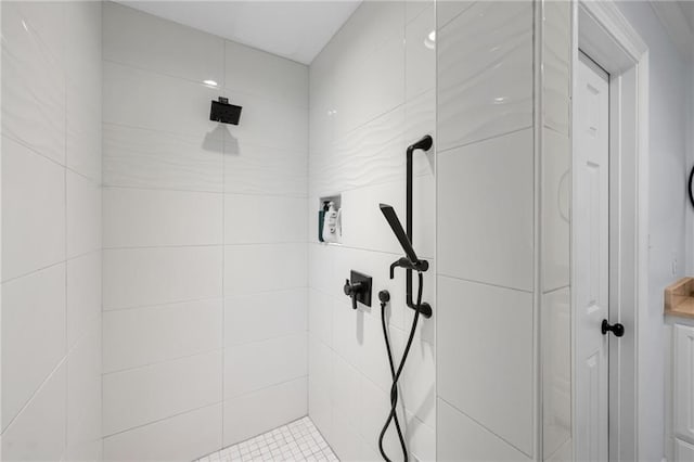 bathroom featuring tiled shower