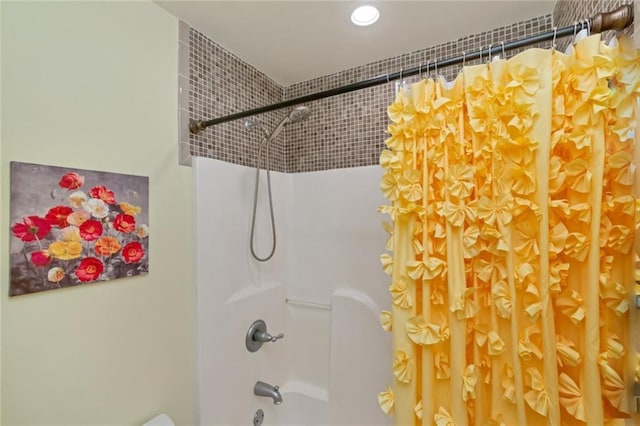 9102 Magnolia Ct, Spanish Fort, AL 36527 - bathroom featuring shower / tub combo with curtain, toilet, and recessed lighting