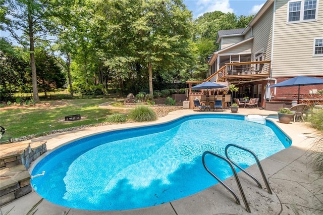 9102 Magnolia Ct, Spanish Fort, AL 36527 - swimming pool with a patio area, outdoor dining area, a sunroom, view of wooded area, and a wooden deck