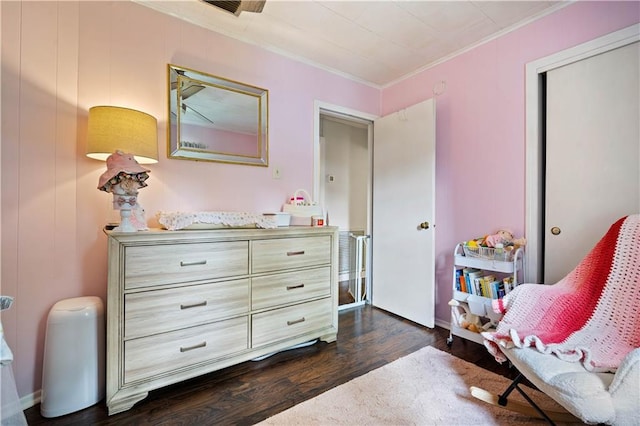 living area featuring dark wood-type flooring, ornamental molding, and baseboards