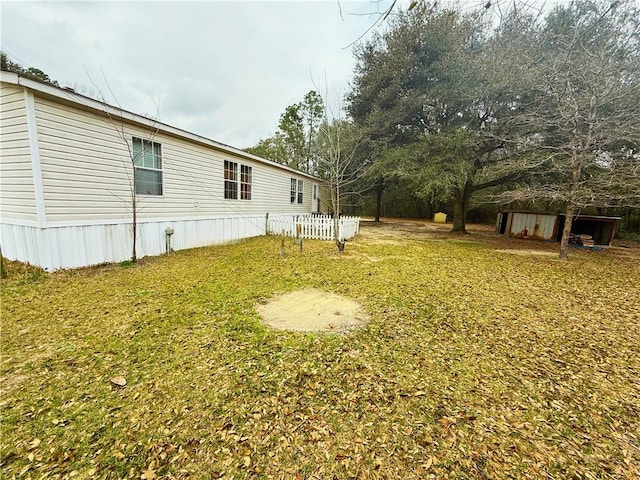 view of yard with an outdoor structure