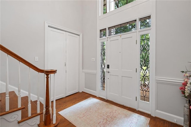 6905 Providence Estates Dr N, Mobile, AL 36695 - entrance foyer with wood finished floors, stairs, wainscoting, a decorative wall, and a towering ceiling