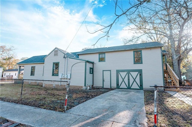 view of front facade featuring a garage