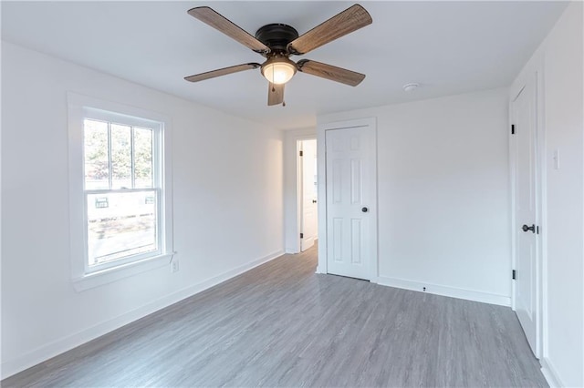 unfurnished bedroom featuring dark wood-type flooring, a closet, and ceiling fan