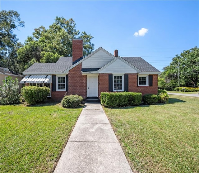 view of front of home featuring a front lawn