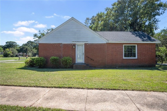 view of front facade with a front yard