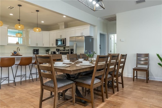 dining room featuring baseboards, recessed lighting, visible vents, and light wood-style floors