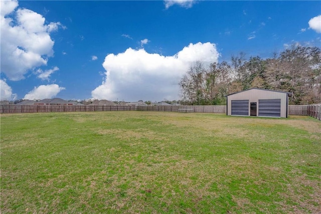 view of yard with an outbuilding