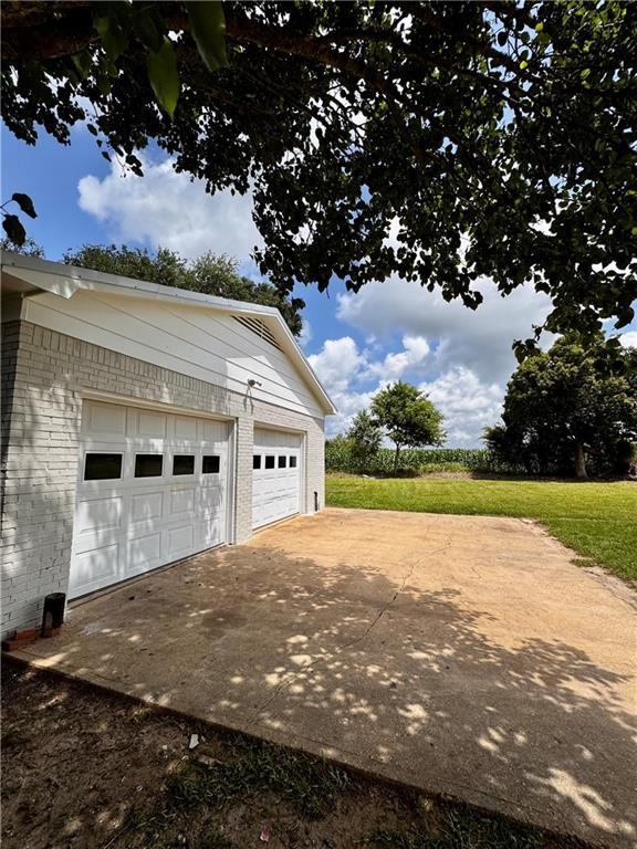 17080A Wayne Johnson Ln, Fairhope, AL 36532 - garage with driveway