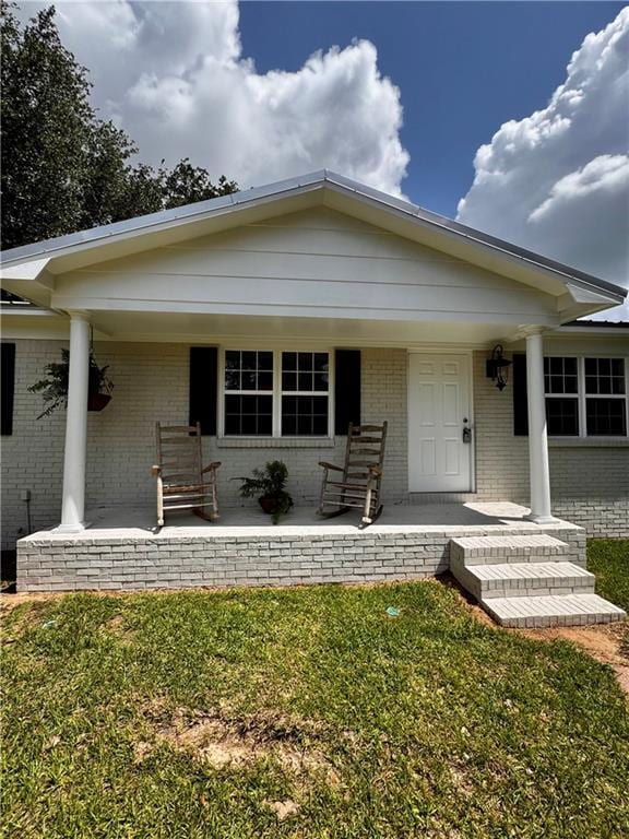 17080A Wayne Johnson Ln, Fairhope, AL 36532 - view of front of home with covered porch, brick siding, and a front yard