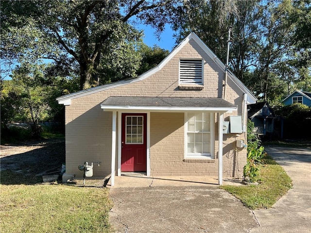 view of front of home with a front yard