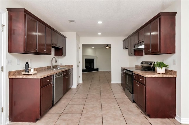 kitchen with visible vents, a sink, ceiling fan, under cabinet range hood, and stainless steel appliances
