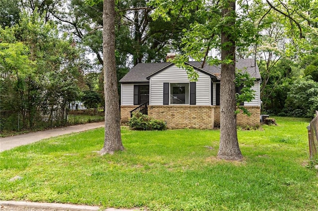 view of front of home with a front lawn