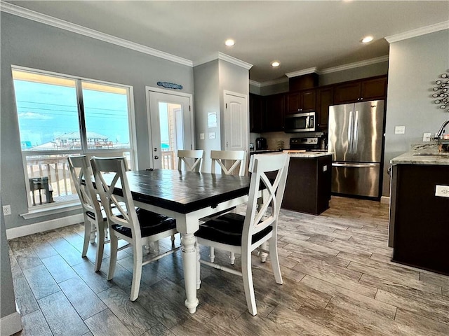 dining area featuring recessed lighting, baseboards, light wood-style flooring, and crown molding