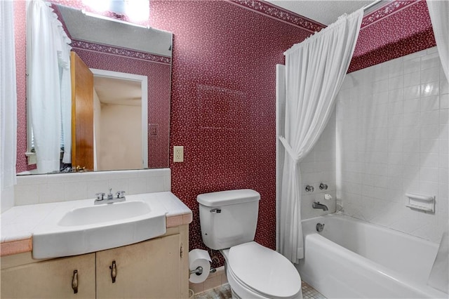 full bathroom featuring shower / tub combo with curtain, vanity, and toilet