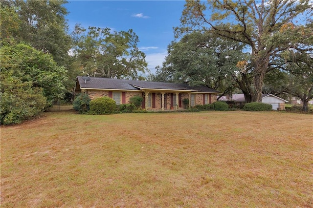 view of front facade featuring a front yard