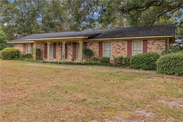 single story home featuring a front lawn