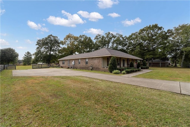 view of front of property featuring a front yard