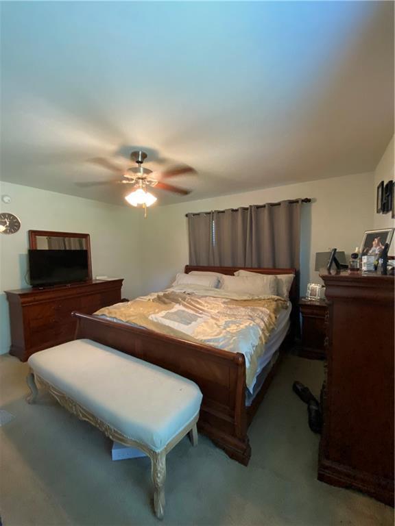 bedroom featuring a ceiling fan and carpet floors