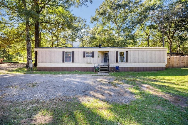 manufactured / mobile home featuring a front yard