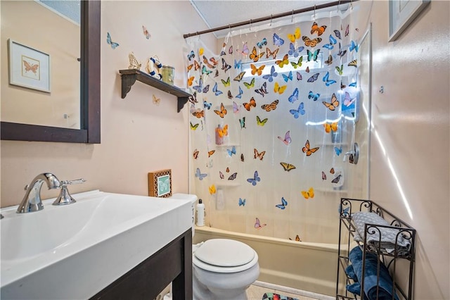 full bathroom featuring toilet, shower / bath combo with shower curtain, and vanity