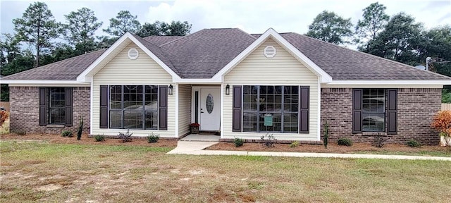 view of front of property featuring a front lawn