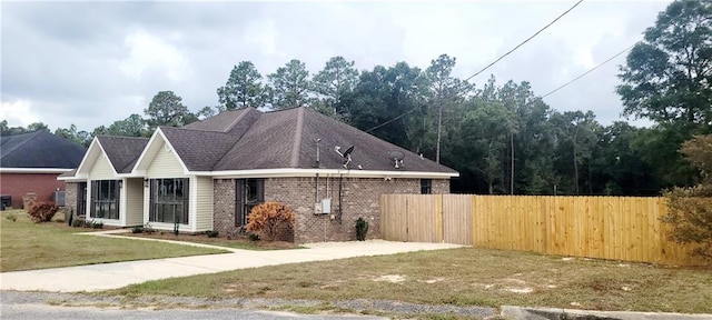 ranch-style house featuring a front lawn