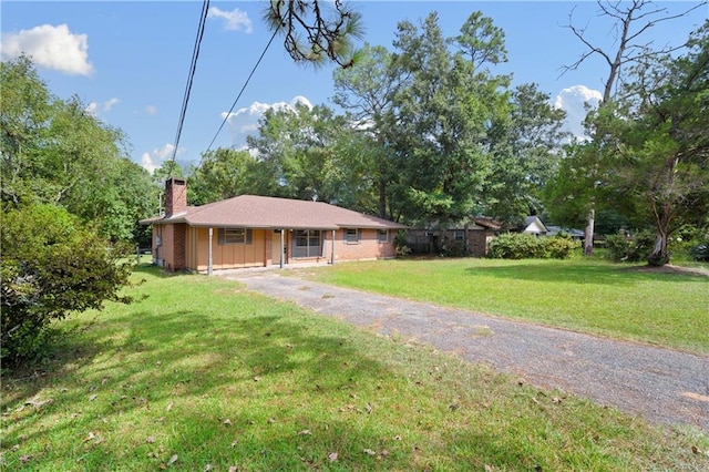 view of front of house featuring a front lawn