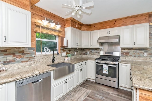 kitchen featuring light hardwood / wood-style flooring, appliances with stainless steel finishes, sink, ceiling fan, and decorative backsplash