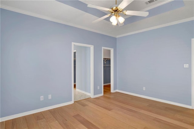 unfurnished room featuring ornamental molding, light wood-type flooring, and ceiling fan