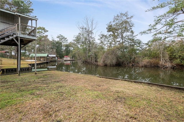 view of yard featuring a water view