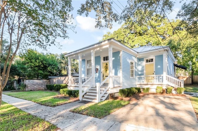 view of front of property featuring covered porch and a front lawn