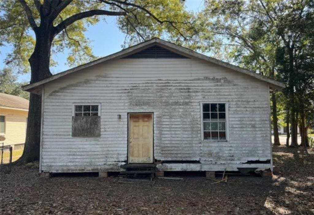 2010 Old Government St, Mobile, AL 36606 - rear view of house featuring entry steps