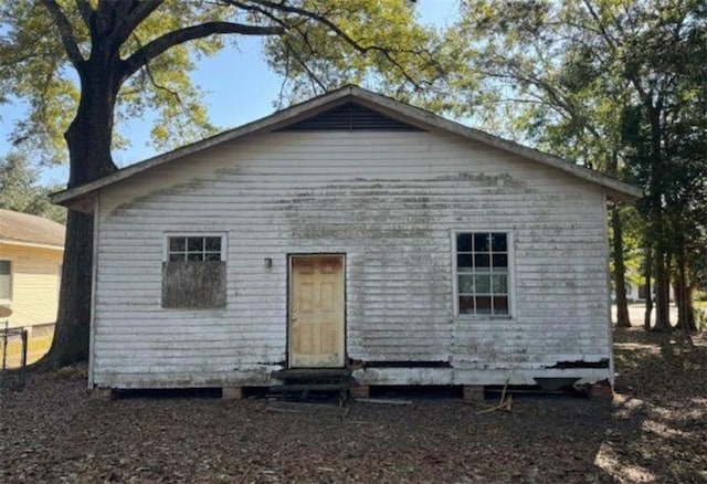 2010 Old Government St, Mobile, AL 36606 - rear view of house featuring entry steps