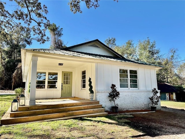 view of front facade with covered porch