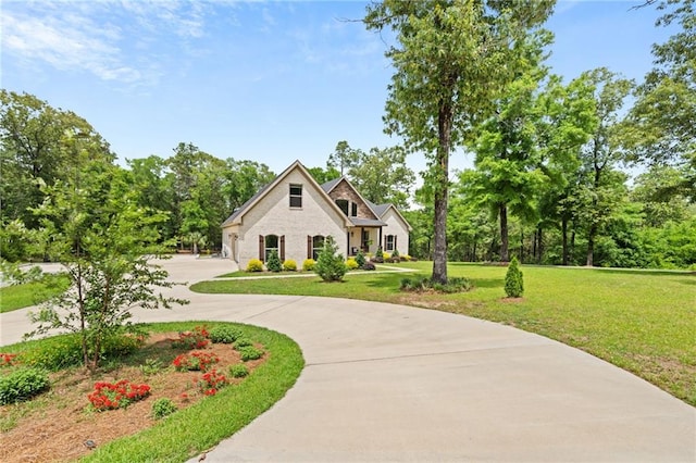 view of front facade with curved driveway and a front lawn