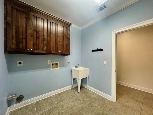 washroom with cabinet space, visible vents, and baseboards