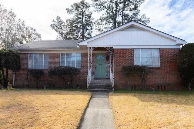 bungalow featuring a front lawn