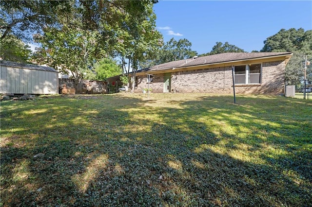 view of yard featuring a storage shed