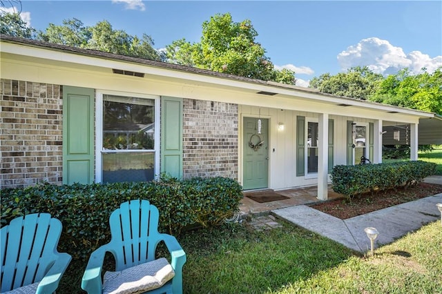 entrance to property featuring covered porch