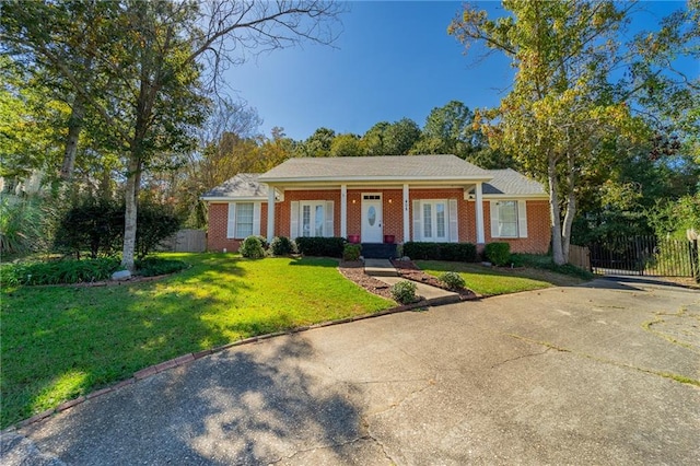 view of front of property featuring a front lawn