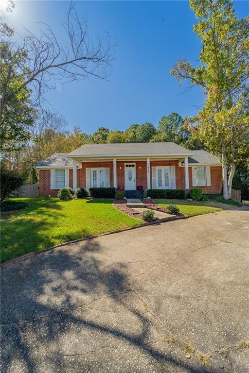 view of front of property featuring a front yard