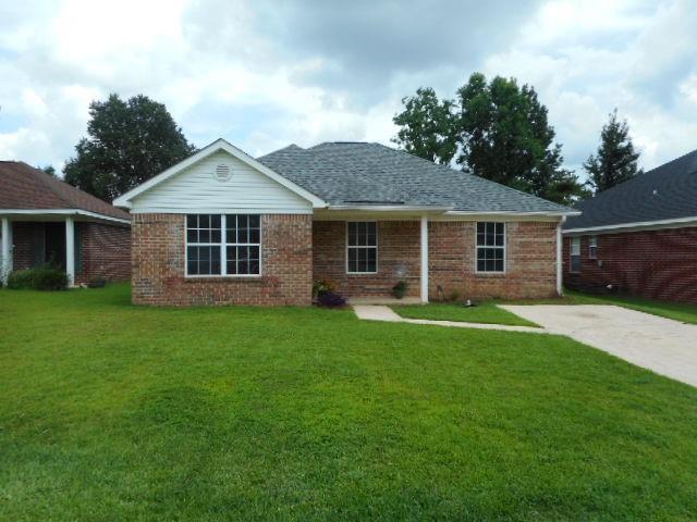 view of front of property featuring a front yard