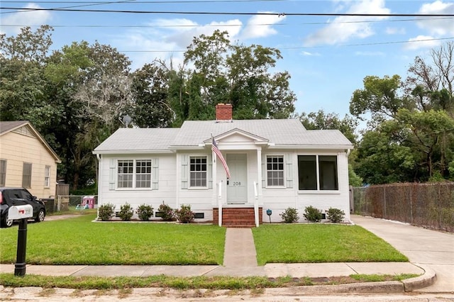 view of front of home featuring a front lawn