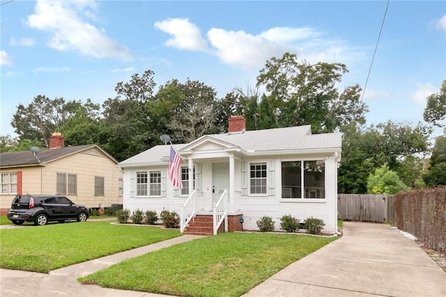 view of front of property featuring a front lawn