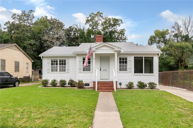 view of front of property featuring a front yard