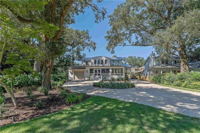 view of front facade with a front yard